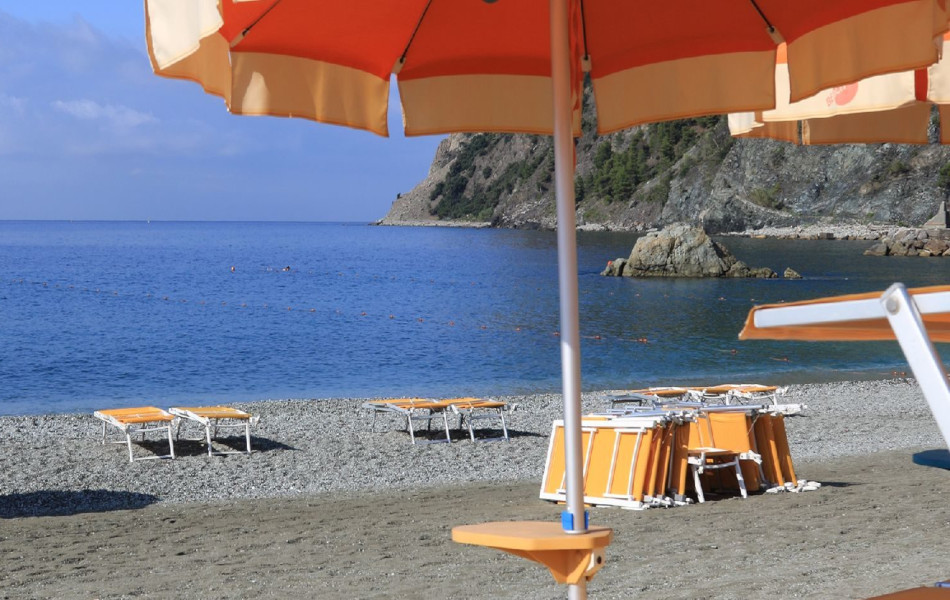 Ombrelloni aperti sulla spiaggia